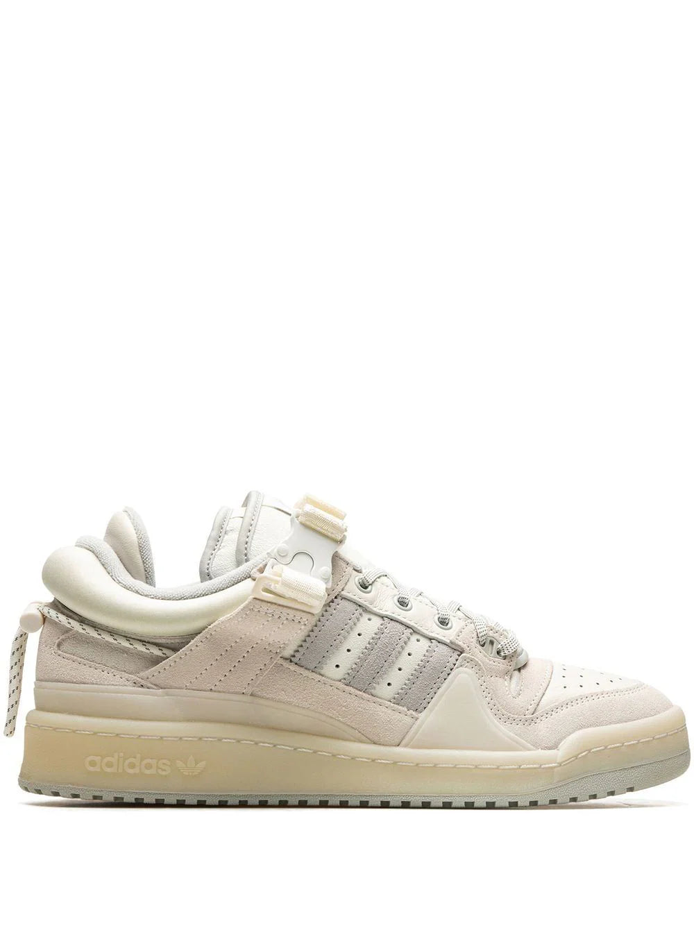 Forum Buckle Low "White" de adidas x Bad Bunny